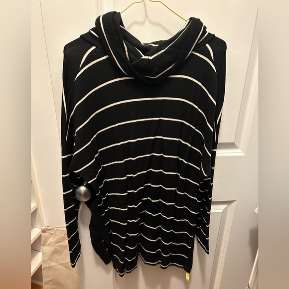 GREAT CONDITION size small Lou and Grey super soft Pullover - Picture 2 of 4